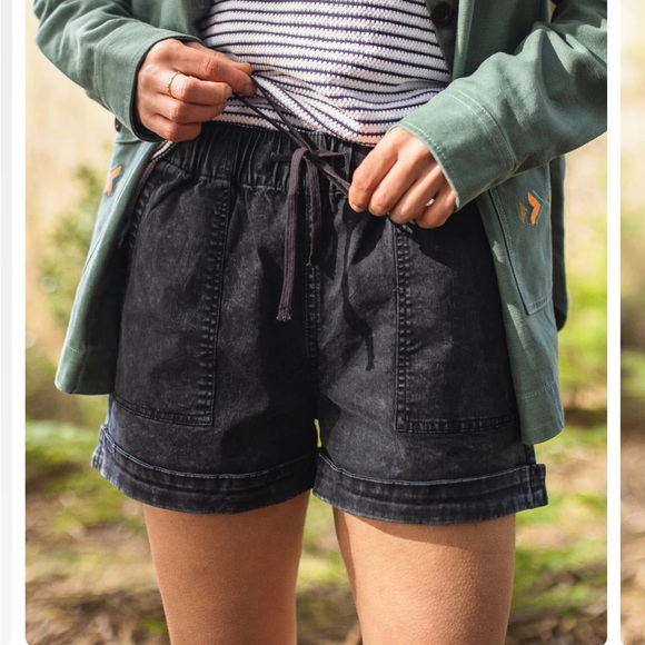 Women's Black Cargo Shorts - Picture 3 of 4
